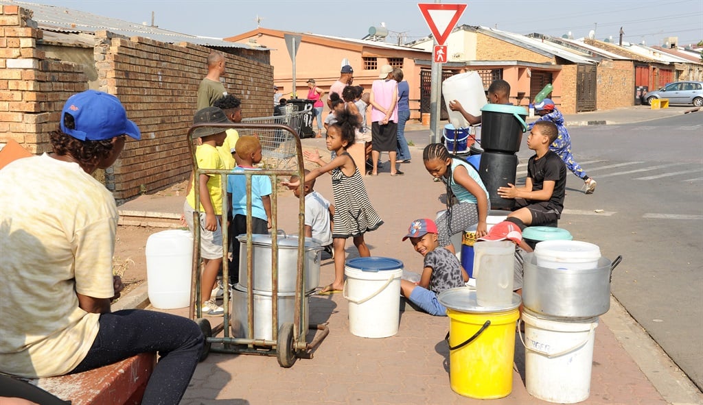 People queue for water in Johannesburg. (Elizabeth Sejake/Gallo Images/Rapport)