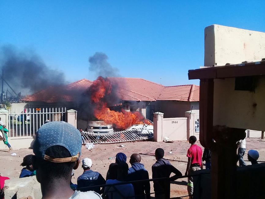 CHAOS: Residents of Koster burnt tyres 
yesterday over the lack of service delivery. Cops used rubber bullets to disperse the crowd. Photos by 
Rapula Mancai
