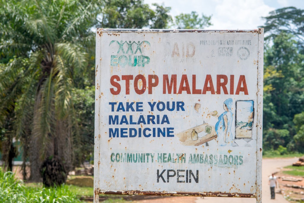 Un cartel que forma parte de los esfuerzos contra la malaria en Liberia, uno de los muchos países africanos que luchan contra esta enfermedad mortal.  (Foto de: Edwin Remsberg/VWPics/Universal Images Group vía Getty Images)