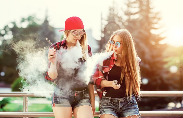 teenagers smoke e-cigarettes