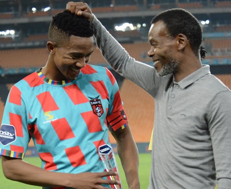 JOHANNESBURG, SOUTH AFRICA - OCTOBER 19: Given Msimango of TS Galaxy wins Man of the Match with Kazier Chiefs  coach Arthur Zwane during the DStv Premiership match between Kazier Chiefs and TS Galaxy at FNB Stadium on October 19, 2022 in Johannesburg, South Africa. (Photo by Lefty Shivambu/Gallo Images)