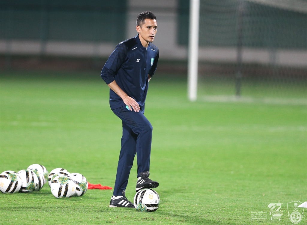 Maahier Davids overseeing a training session at Al Ahli Saudi Club, where he's an assistant coach to Pitso Mosimane. Photo: Al Ahli Saudi Club Twitter