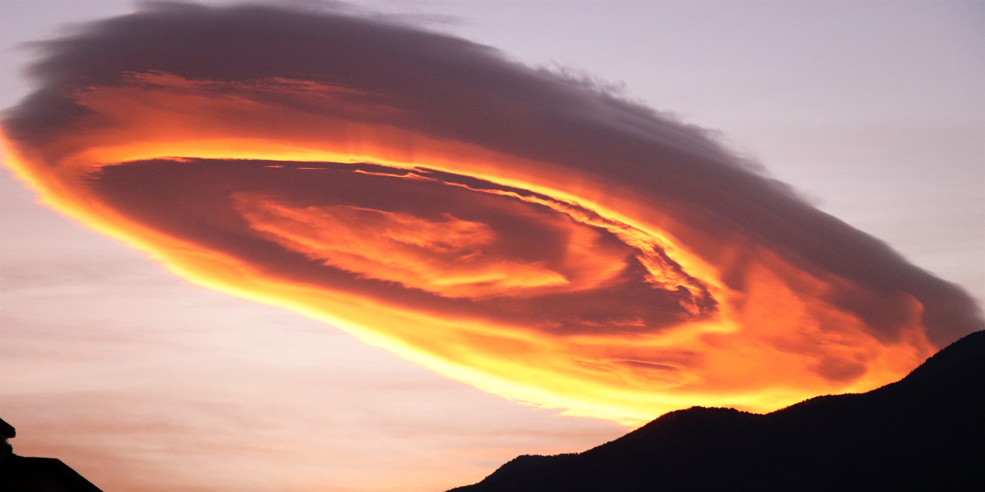Businessinsider.co.za | Photos and videos show a glowing, UFO-shaped cloud hovering over a town in Turkey