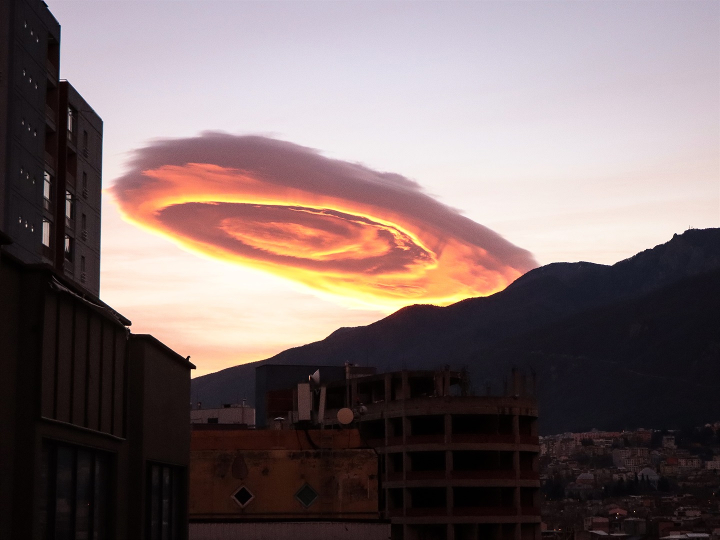 Des photos et des vidéos montrent un nuage brillant en forme d'OVNI planant au-dessus d'une ville de Turquie