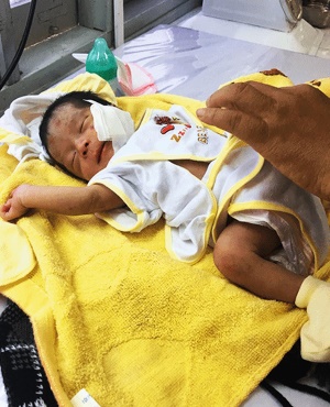 Newborn baby. (PHOTO: CATERS/WWW.MAGAZINEFEATURES.CO.ZA)
