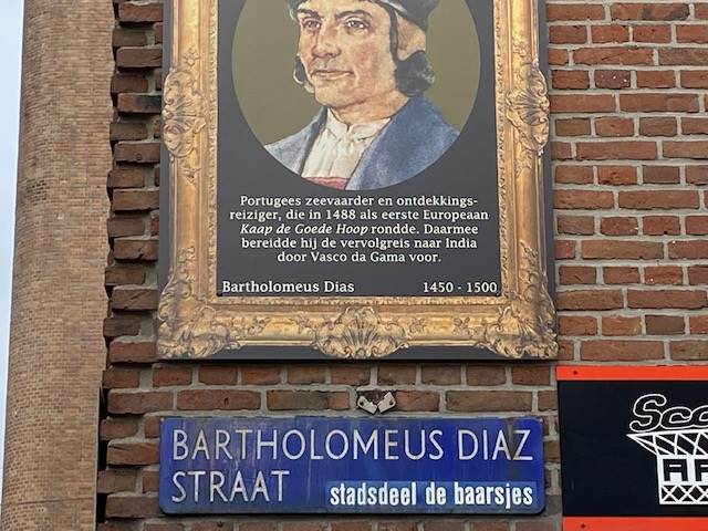 In Amsterdam se straatname kan jy die noue band met sy voormalige kolonie sien. Só lyk Bartholomeus Diazstraat in Baarsjes, Amsterdam. ’n Skildery van dié Portugese seevaarder met ’n beskrywing van sy prestasies word met ’n goue raam omring.  Foto’s: Jaco Grobbelaar 
