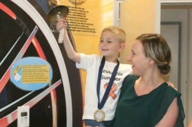 Dr Tanya Schickerling helped David van Niekerk ring the bell at the Netcare Alberton hospital when he was declared cancer-free. (PHOTO: Supplied)