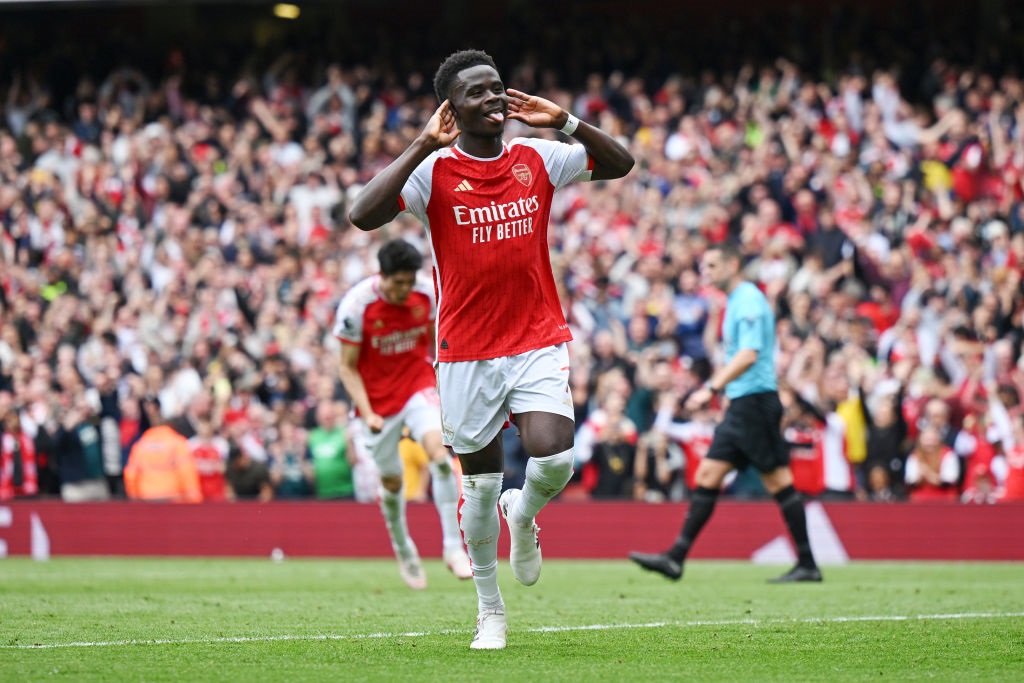 LONDON, ENGLAND - MAY 04: Bukayo Saka of Arsenal celebrates scoring his teams first goal from a penalty kick during the Premier League match between Arsenal FC and AFC Bournemouth at Emirates Stadium on May 04, 2024 in London, England. (Photo by Shaun Botterill/Getty Images)