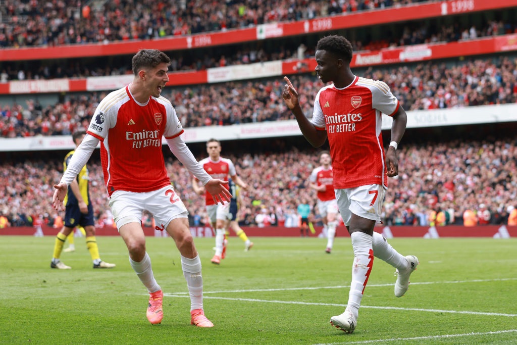 LONDON, ENGLAND - MAY 4: Bukayo Saka of Arsenal celebrates scoring a goal from the penalty spot with Kai Havertz during the Premier League match between Arsenal FC and AFC Bournemouth at Emirates Stadium on May 4, 2024 in London, England.(Photo by Marc Atkins/Getty Images)