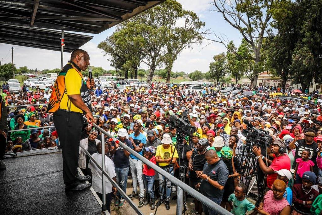 Pres. Cyril Ramaphosa spreek Saterdag inwoners van die Ditsobotla-munisipaliteit by die Bodibe-taxistaanplek as deel van die ANC se Letsema-veldtog toe.   Foto: Twitter/Fikile Mbalula