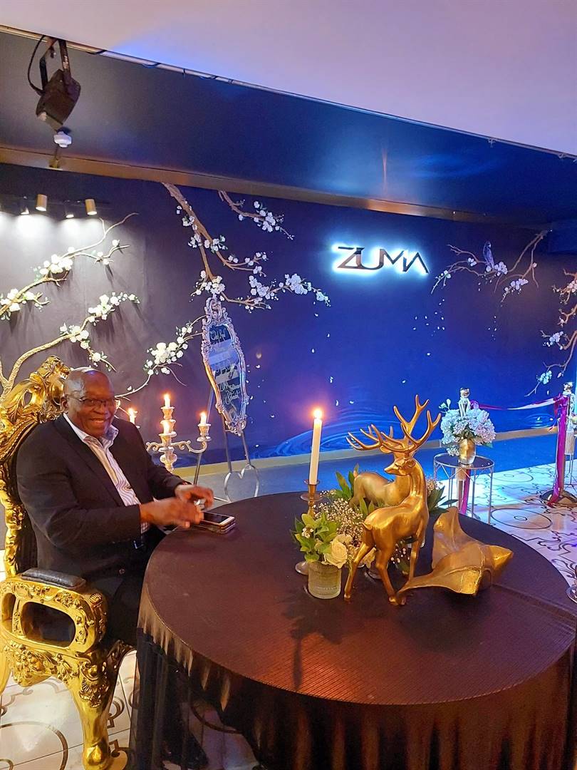 Oudpres. Jacob Zuma sit op ’n stoel wat soos ’n troon lyk by die opening van die Zuma-restaurant in Umhlanga.  Foto: Twitter/Dudu Zuma-Sambudla