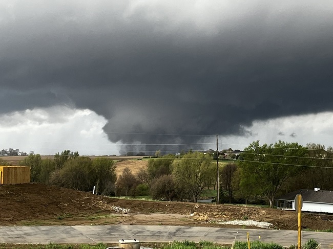 Brett Gill van Harlen in Iowa, Amerika, het dié foto van 'n tornado daar Sondagmiddag op X gedeel.