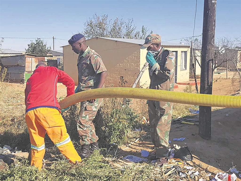 The army was brought in to fix blocked drains in Tlhabologang, near Coligny.        Photo by Ditsobotla Municipality