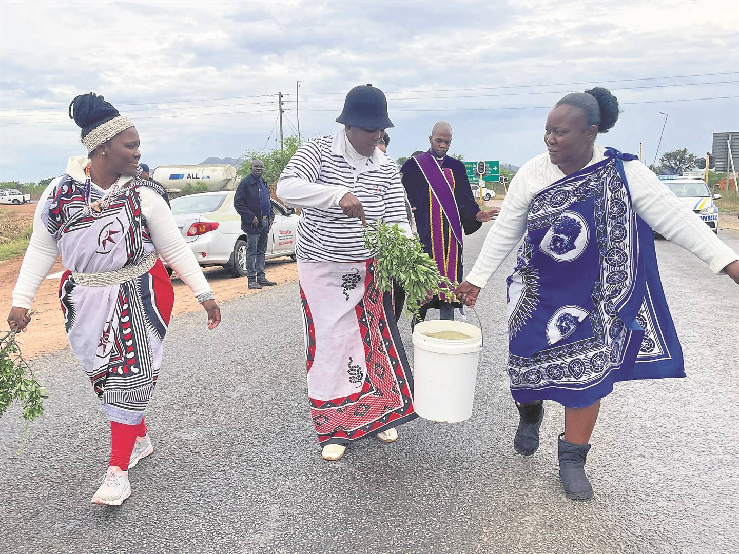 Traditional healers, pastors and other stakeholders from Ga-Rankuwa and surrounding areas gathered on the Hornsnek Road in Tshwane to remove lingering spirits after a number of people died in horrific accidents in the area.                                        Photo by Kgalalelo Tlhoaele