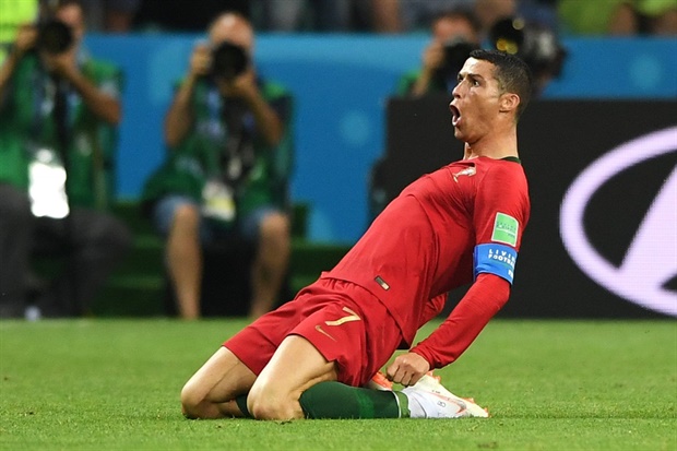 Ronaldo celebrating his second goal as Portugal lead Spain 2-1<br />