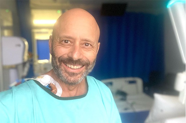 Mark Pilgrim bersatu kembali dengan putri-putrinya setelah 3 minggu di ICU: ‘Saya harus memeluk gadis-gadis saya!’