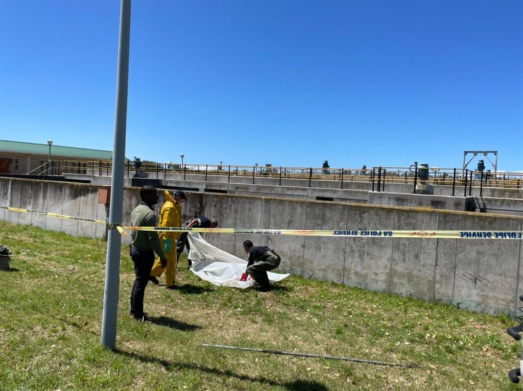 The body of a man, said to be a theft and vandalism suspect, was recovered at the Nelson Mandela Bay Municipality Driftsands Wastewater Treatment Works in Forest Hill this morning, November 1.