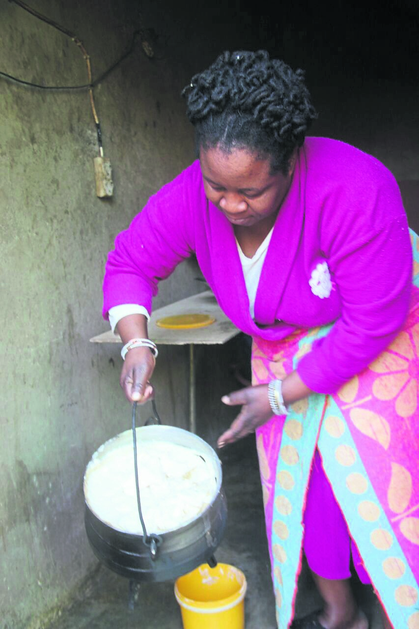 Regina Mulovhedzi said she was shocked when the porridge changed colour in the pot.       Photo by Armando Chikhudo