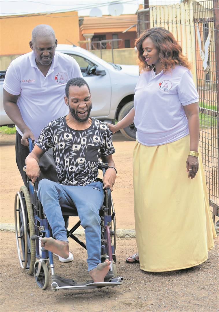 Lekoa FM presenter Phadima Tsotetsi and Ntswaki Khan gifted Ditaba Molefe a wheelchair.  Photo by Tumelo Mofokeng