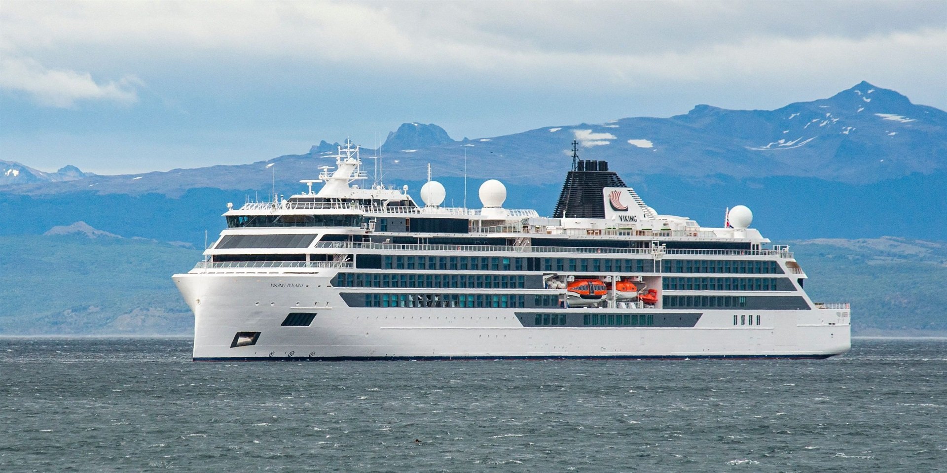 A 'rogue wave' hit a cruise ship heading towards Antarctica – killing a passenger, injuring 4 more | Business Insider