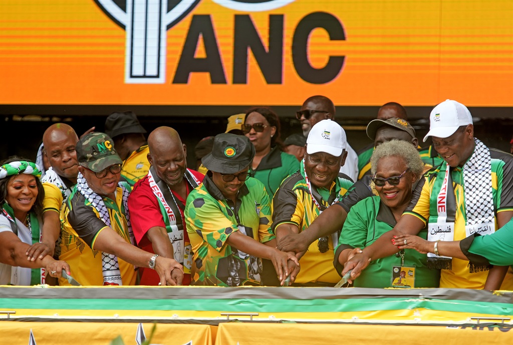 ANC top seven, led by President Cyril Ramaphosa, cutting a cake 