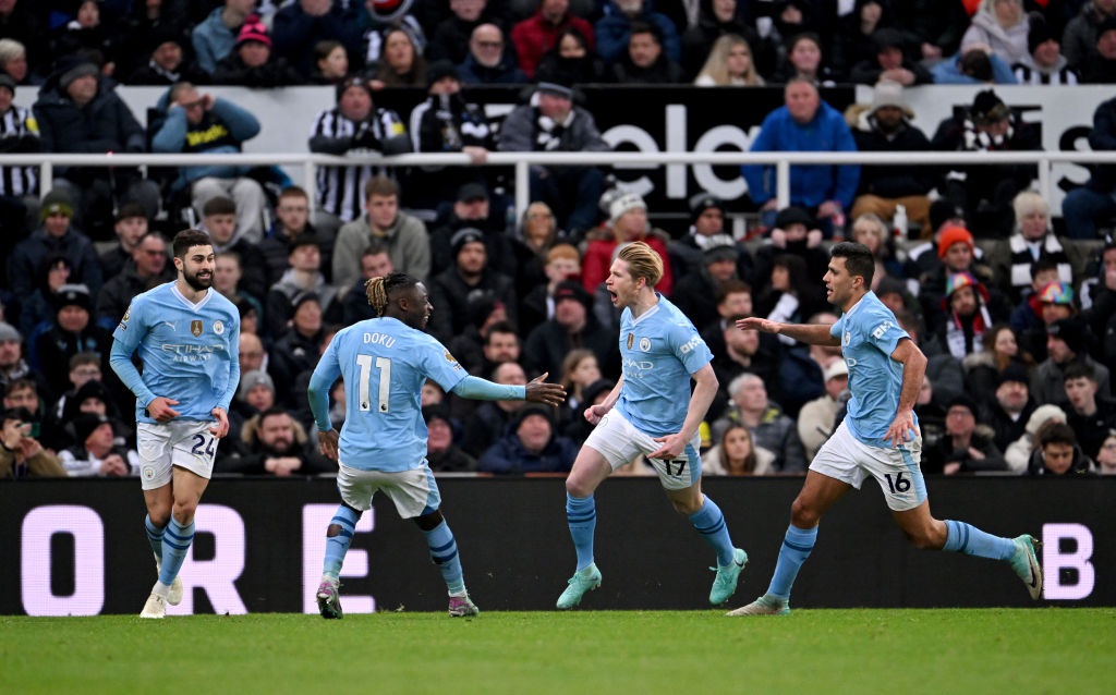 Kevin De Bruyne of Manchester City celebrates scoring his teams second goal with teammates during the Premier League match between Newcastle United and Manchester City at St. James Park on January 13, 2024 in Newcastle upon Tyne, England. 
