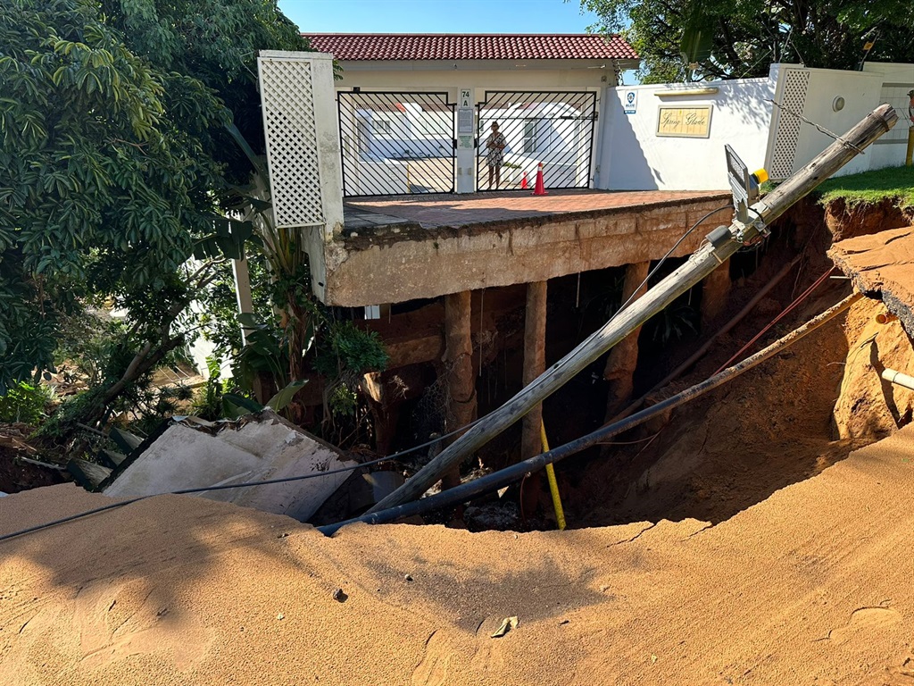 News24 | WATCH | KZN flood aftermath: Cars destroyed and sinkholes trap Umhlanga residents