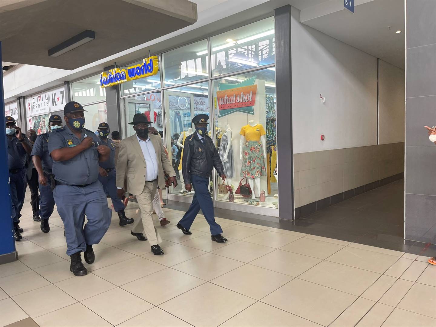 Bheki Cele (middel), minister van polisie, het saam met die nasionale polisiekommissaris, Khehla Sitole (regs), die Umlazi Mega City in KwaZulu-Natal besoek as deel van die polisie se inspeksietoer Veiliger Feestyd.  Foto: Twitter/Lirandzu Themba