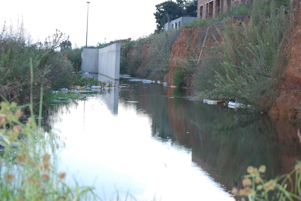The sewer trench in Wattville, Ekurhuleni, in which an 11-year-old boy drowned. Photo by Khaya Masipa