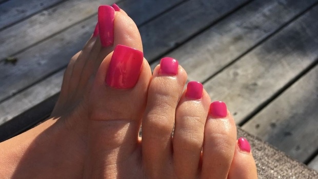 Acrylic toenails. (Photo: Instagram/tenlittlebeauties) 