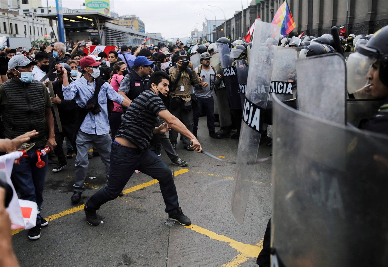 Betogers bots met polisiebeamptes in Lima, Peru, nadat pres. Pedro Castillo uit sy amp verwyder is.  Foto: Reuters