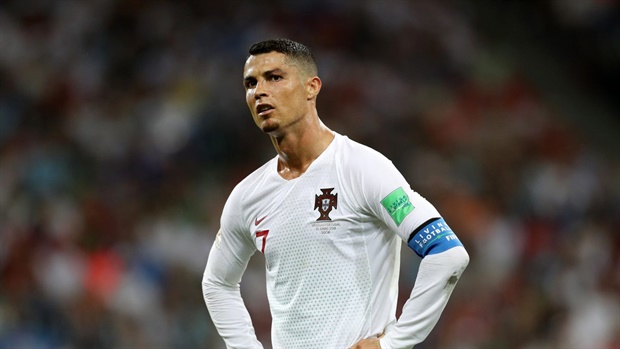 <p><strong>45'</strong> Cavani gets the second-half underway ...
</p><p>Can Portugal (read Ronaldo) get back into this fixture?</p>
