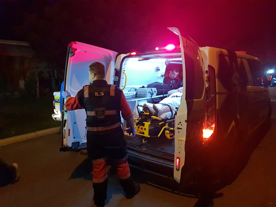 Die man wat geskiet is, word in die ambulans gelaai. Foto: Titanium Securitas/Facebook