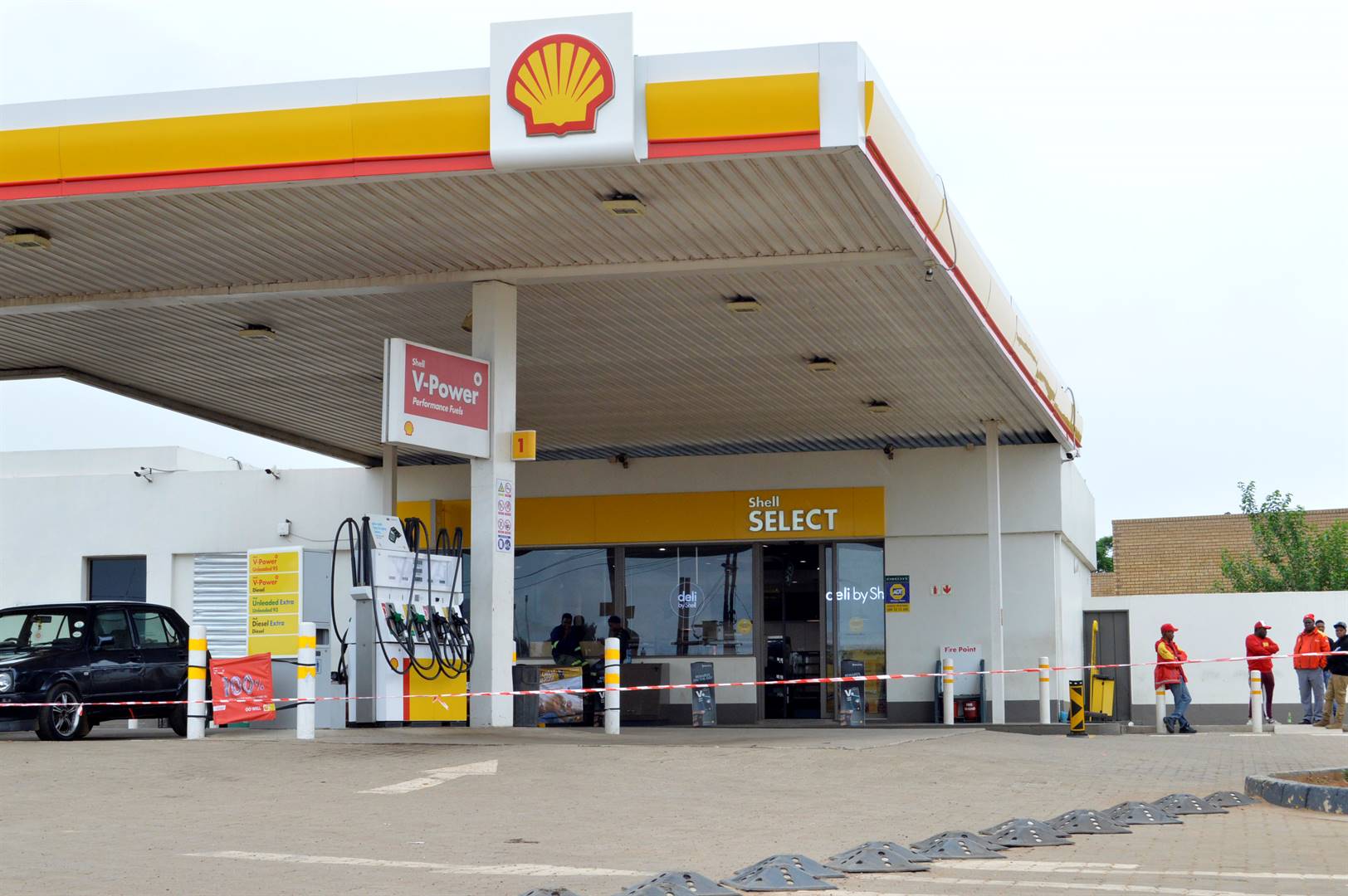 Shell petrol garage was also hit in the early hours of Sunday morning by 6 suspects. Photo by Tumelo Mofokeng 