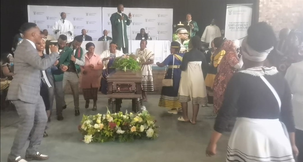 Mourners pay tribute to Siphelo at funeral