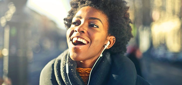 Woman listening to music (Photo: Pexels)