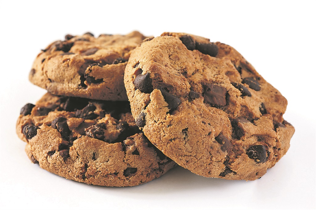 Chocolate chip cookie on whitePhoto by 