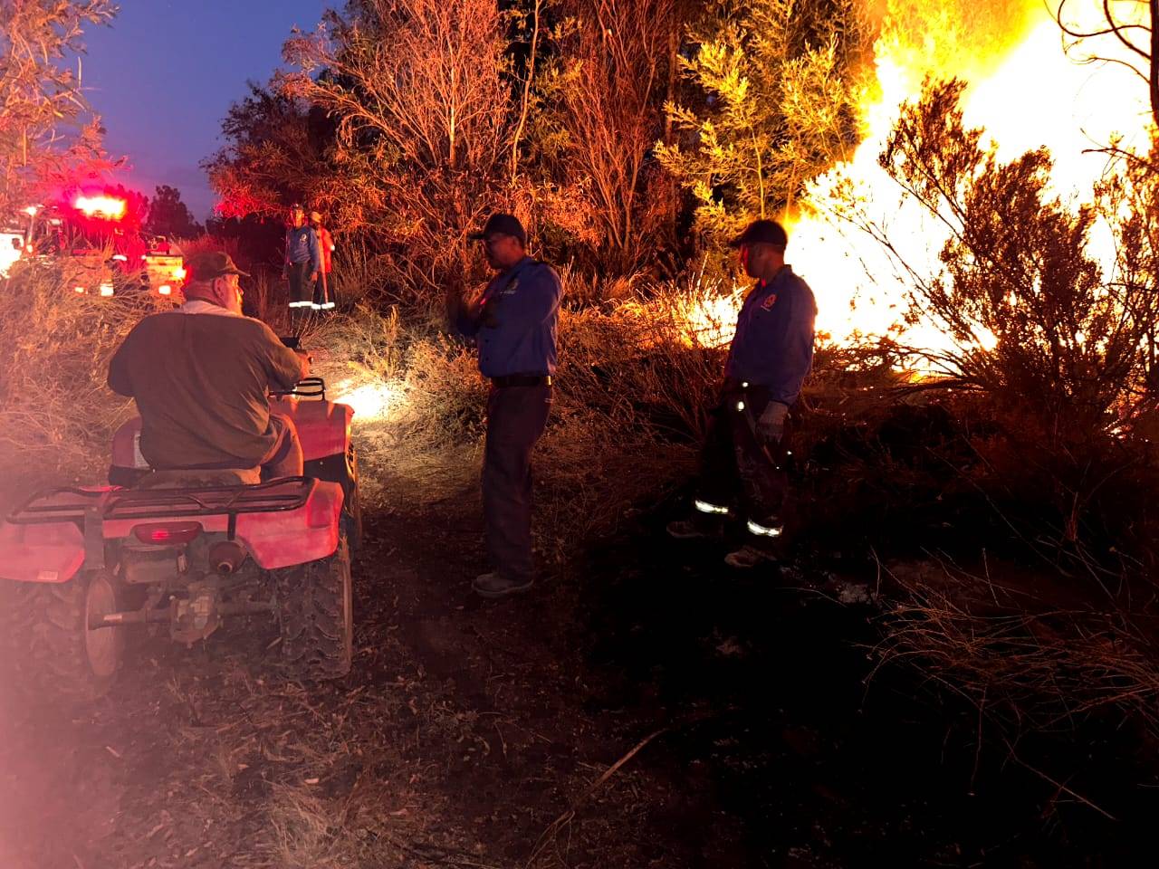 Brandweerlede op die toneel van die veldbrand langs die Villiersdorp-pad buite Worcester. Foto: Kaapse Wynland-distriksmunisipaliteit