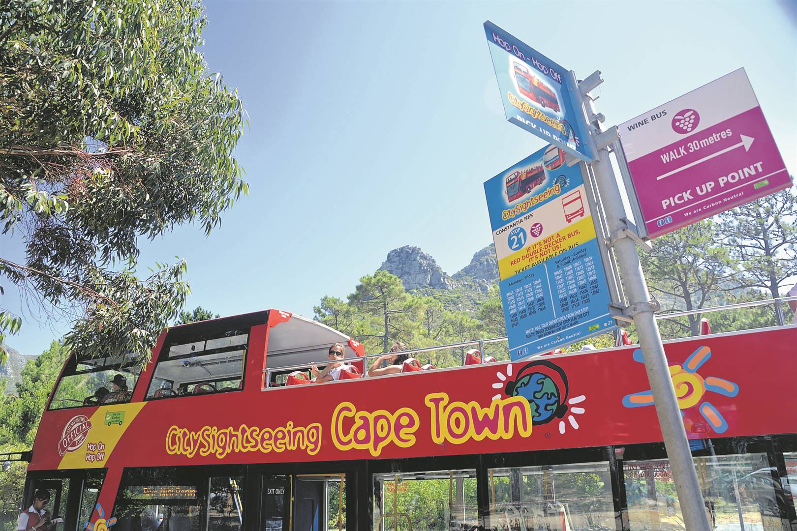 City Sightseeing Cape Town se rooi bus ry op verskillende roetes insluitende ’n wynroete in die Boland &#233;n die Constantia-omgewing.  Foto: Ilse Zietsman