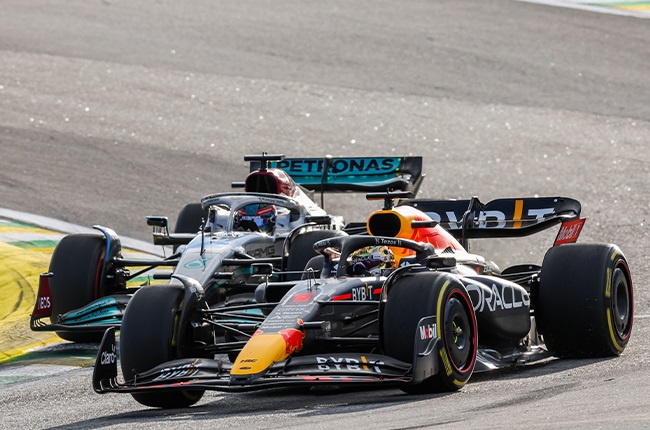 Max Verstappen (Red Bull, front) and George Russell (Mercedes-AMG)