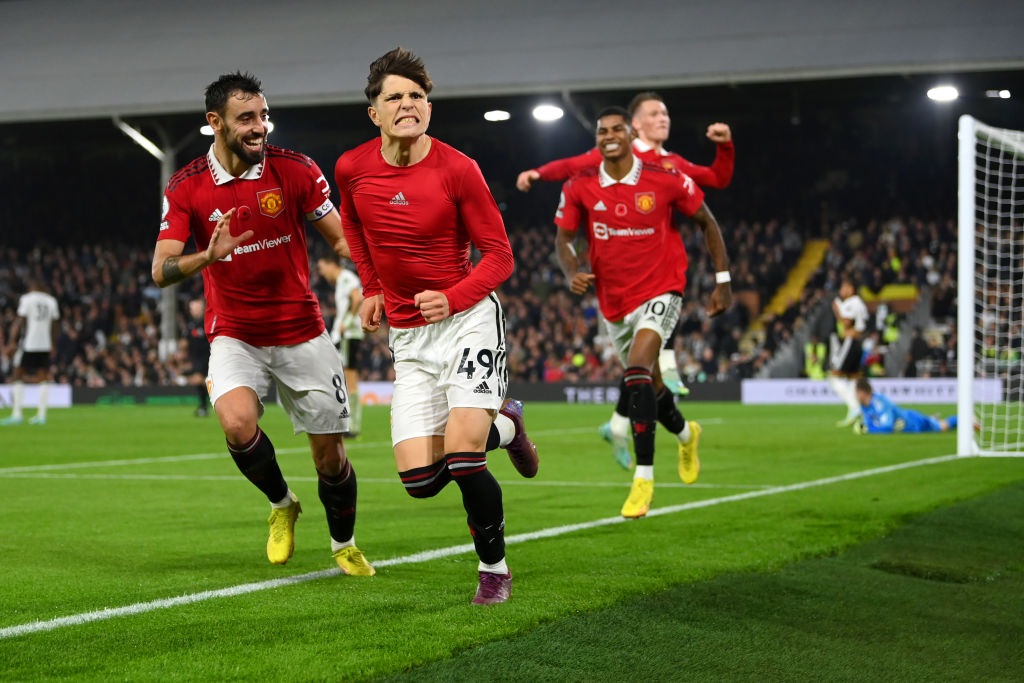 LONDON, ENGLAND - NOVEMBER 13: Alejandro Garnacho of Manchester United celebrates scoring their sides second goal with teammates during the Premier League match between Fulham FC and Manchester United at Craven Cottage on November 13, 2022 in London, England. (Photo by Justin Setterfield/Getty Images)