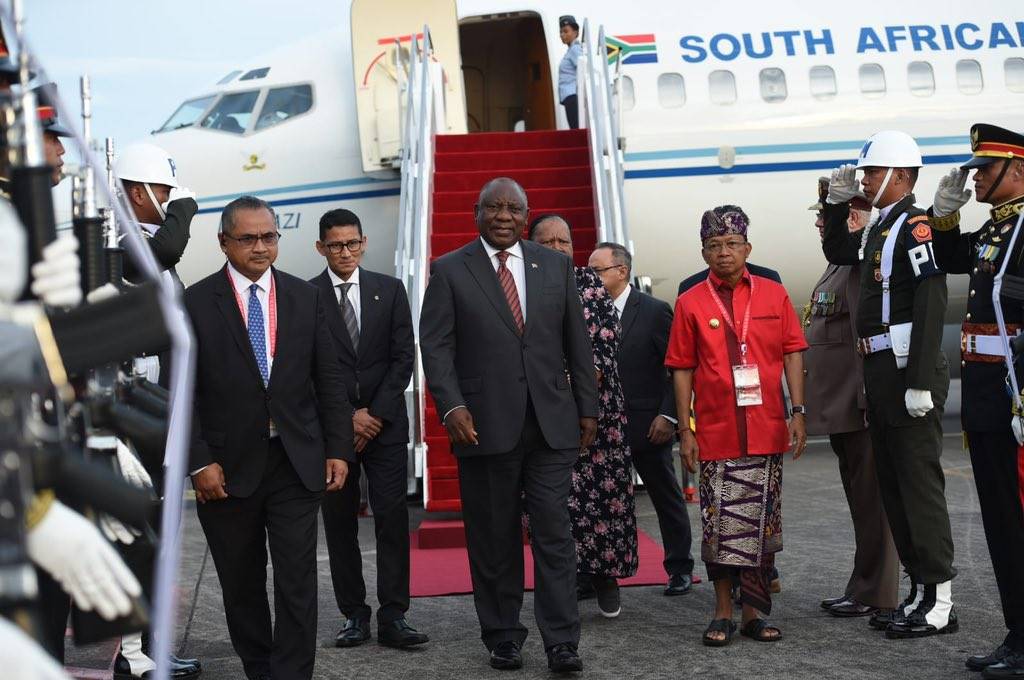 Pres. Cyril Ramaphosa kom Maandag in Bali vir die G20-beraad aan. Foto: Twitter/Presidensie