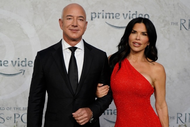 Jeff Bezos and his partner, Lauren Sánchez, co-chair the Bezos Earth Fund, which aims to fight climate change.(PHOTO: Getty Images)