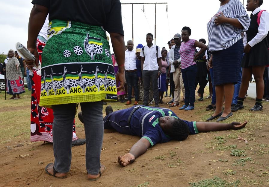There was drama as traditional healers and priest try to cleanse a house of snakes and onlookers wanting to have a look while others fainted: Photos by Morapedi Mashashe 
