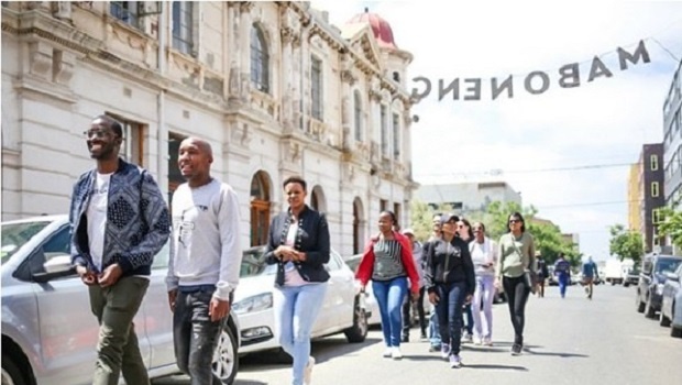 Screenshot: Young people walking in the streets on Maboneng 