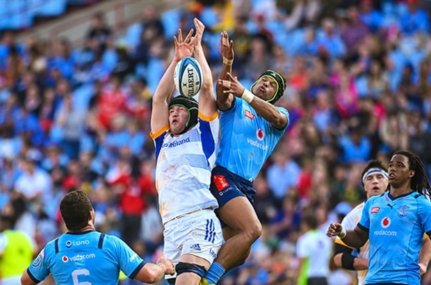 emKurt-Lee Arendse competes in the air with James Culhane. (Photo: Getty)/em