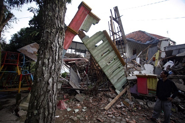 Shallow quake kills 162, injures hundreds on Indonesia's Java island