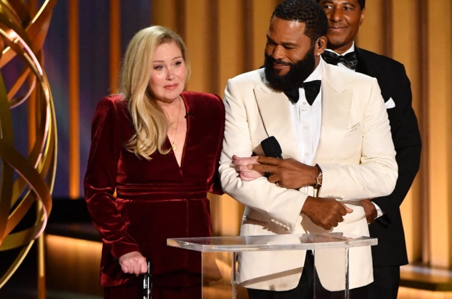 Christina Applegate thrilled fans when she presented an award at the Emmys. Pictured with her is host Anthony Anderson. (PHOTO: Gallo Images/Getty Images)