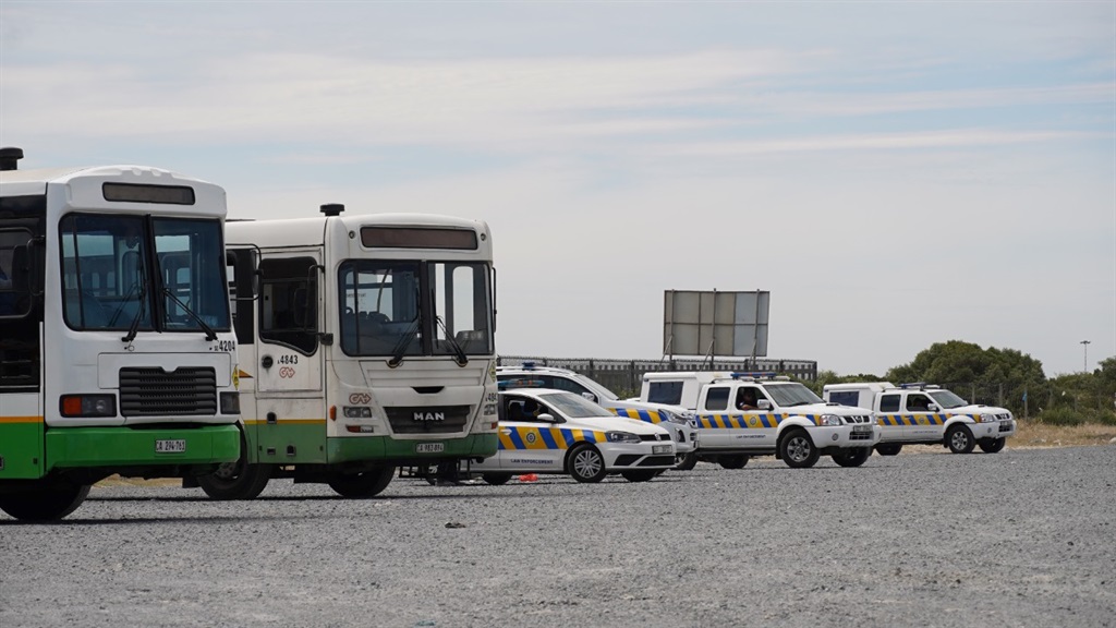 News24.com | Cape Town taxi operators to return to work after 4 buses gutted in violent protests over 2 days