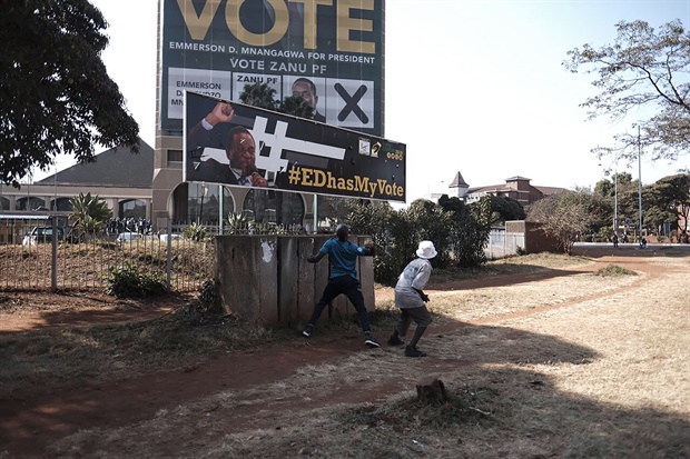 <p>Movement for Democratic Change (MDC) supporters clash with
anti-riot police outside Zimbabwe's ruling Zanu-PF party headquarters in Harare.</p><p>Zimbabwe's ruling Zanu-PF party won most seats
in parliament, official results showe, as the opposition MDC protested against
alleged widespread fraud and the count continued in the key presidential race.
(AFP)<br /></p>